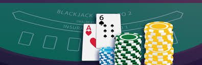 Tampilan dealer profesional live casino dengan suasana meja permainan yang elegan