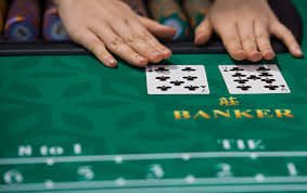 Suasana meja live casino dengan dealer profesional di platform hiburan javabet